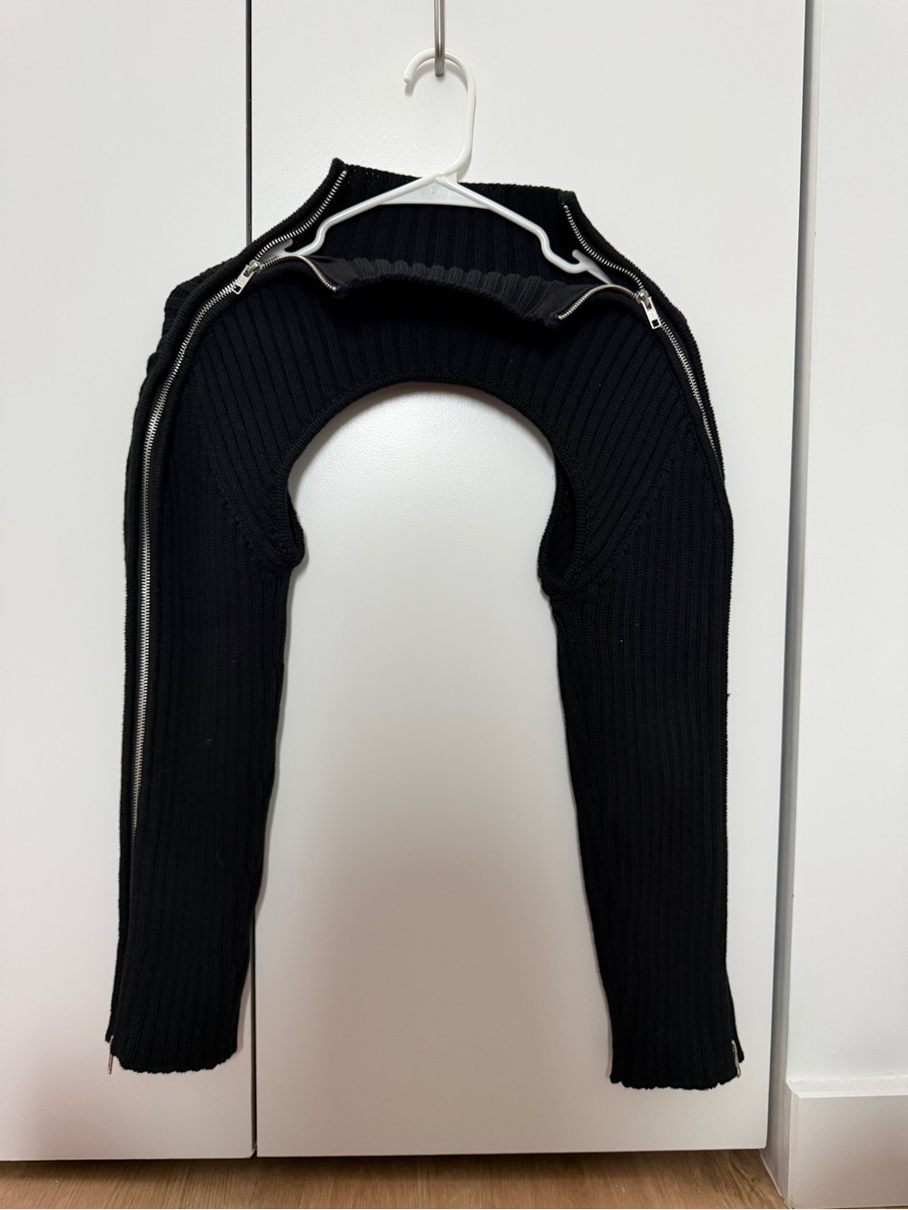 DION LEE
Zip-detailed cotton-blend shrug sweater